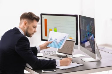 Erkek broker ofisinde çalışıyor. Finans ticaret kavramı