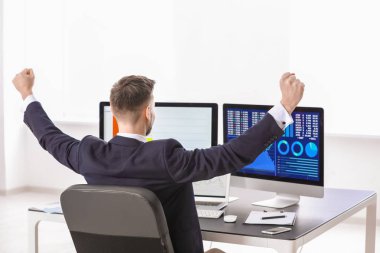 Erkek broker ofisinde çalışıyor. Finans ticaret kavramı