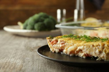 Plaka ile lezzetli brokoli güveç masada. Taze fırın