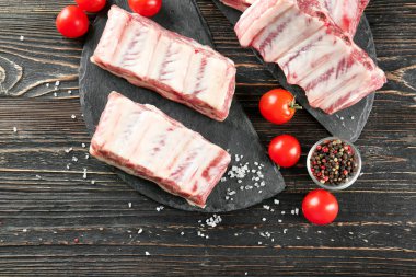 Ahşap masa üzerinde taze Çiğ domuz kaburga ile kayrak plaka