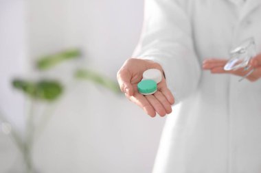 Kontakt lensler, closeup ile Plastik Konteyner tutan doktor