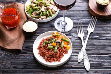 Lezzetli kahverengi pirinç ve sebze yemek masası üzerinde plaka