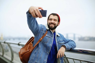 Selfie açık havada alarak yakışıklı trendy hipster