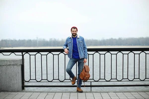 Knappe Trendy Hipster Met Rugzak Brug Buitenshuis — Stockfoto