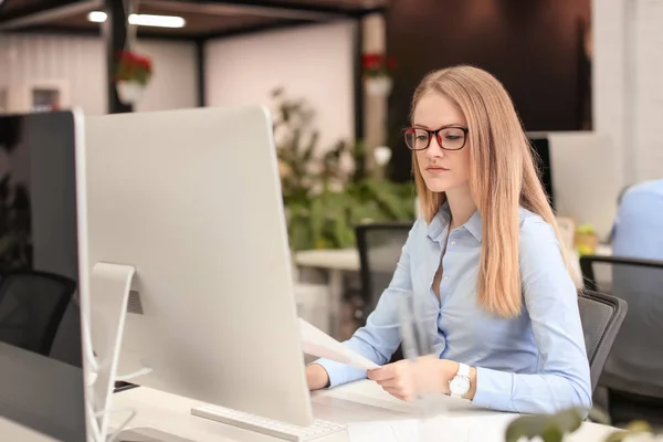 Mujer trabajando en la oficina — Foto de Stock