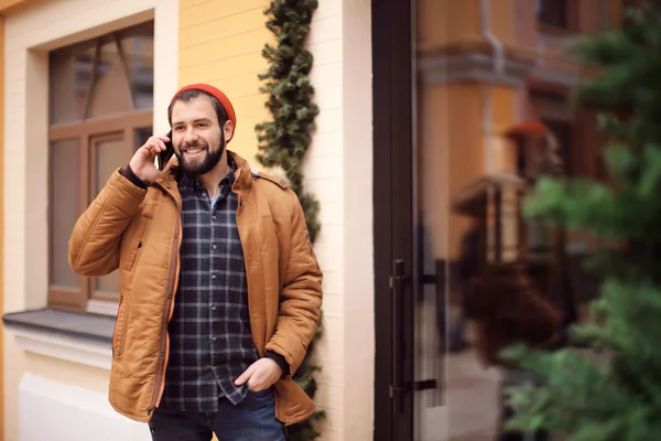 Csinos Trendi Csípő Beszél Mobil Telefon Szabadban — Stock Fotó