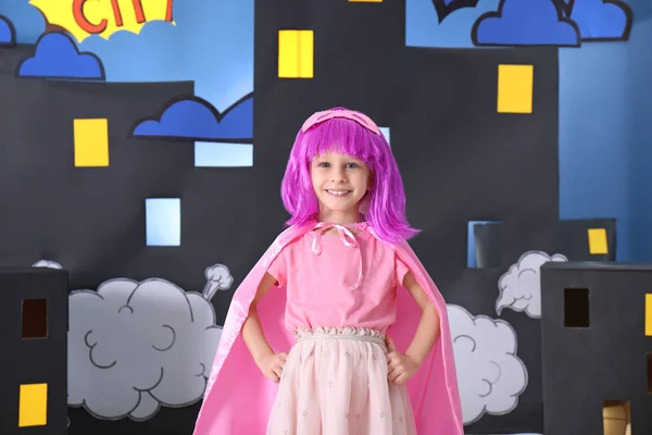 Schattig Meisje Superheld Kostuum Tegen Stripverhaal Thema Decoratie — Stockfoto