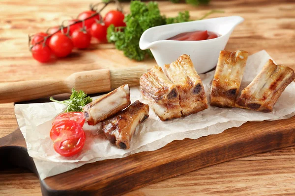 Wooden Board Delicious Grilled Ribs Table — Stock Photo, Image