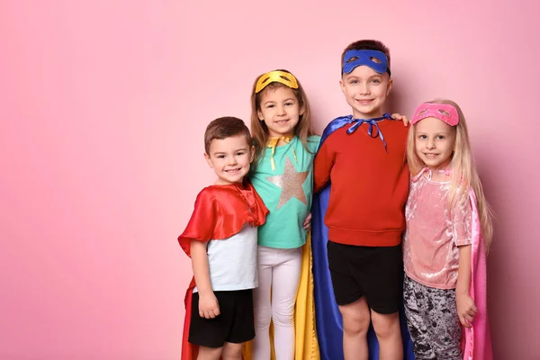 Lindos Niños Trajes Superhéroe Fondo Color —  Fotos de Stock