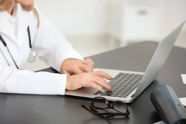 Vrouwelijke Arts Werkzaam Laptop Spreekkamer Close — Stockfoto