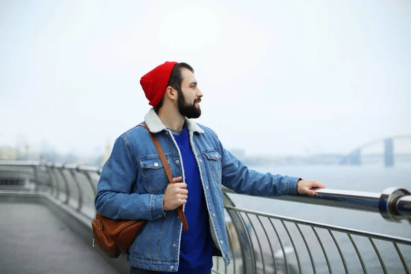 Schöner Trendiger Hipster Der Freien Auf Einer Brücke Spaziert — Stockfoto