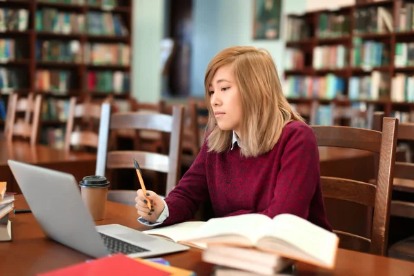 Asiatisk Student Med Bærbar Som Studerer Biblioteket – stockfoto