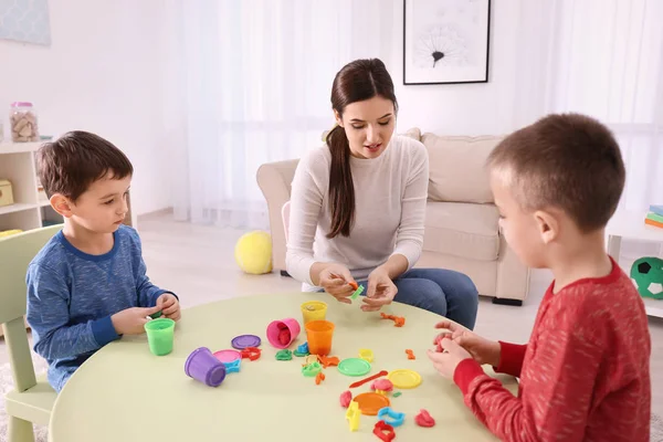 Babá e meninos escultura de plasticina — Fotografia de Stock