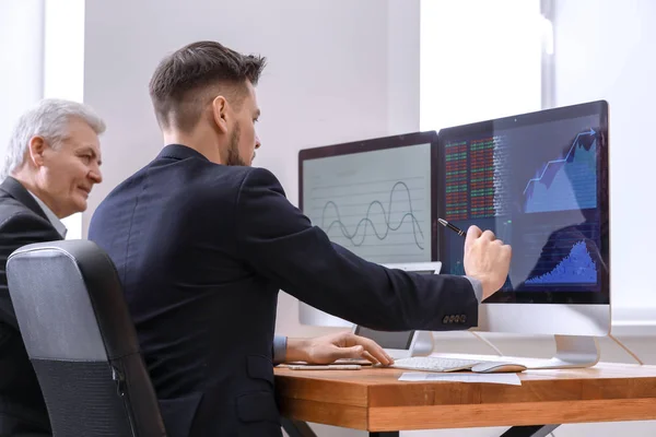 Mannelijke Makelaars Werken Office Financiën Trading Concept — Stockfoto