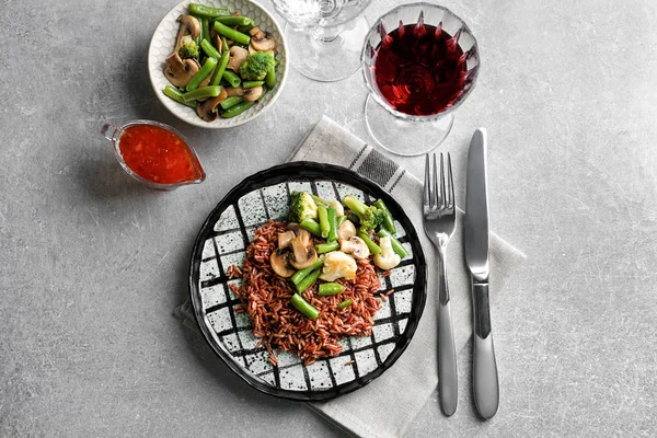 桌子上的蔬菜和美味糙米板 — 图库照片