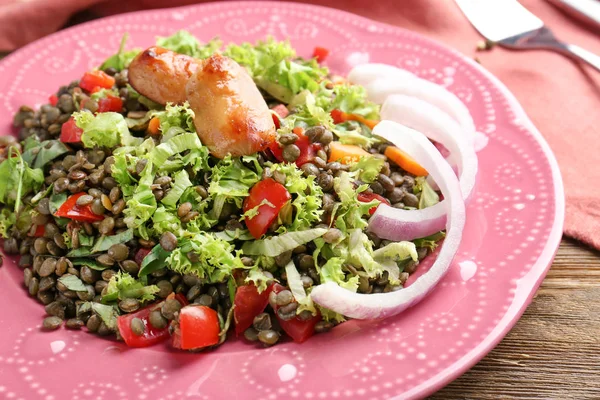 Тарелка с салатом из чечевицы на деревянном столе, крупный план — стоковое фото