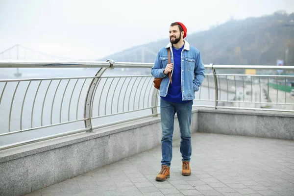 Beau Hipster Branché Marchant Sur Pont Extérieur — Photo