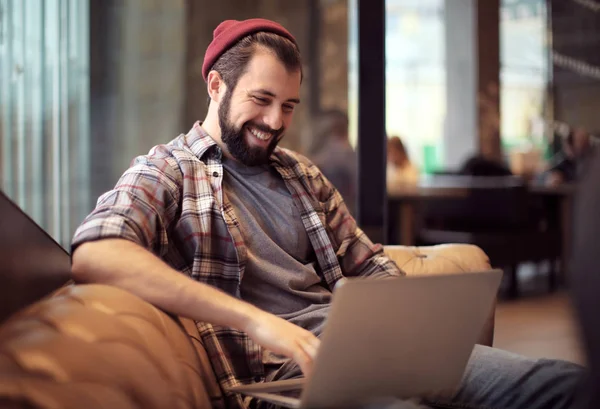 Όμορφος Trendy Hipster Χρησιμοποιώντας Φορητό Υπολογιστή Στην Καφετέρια — Φωτογραφία Αρχείου