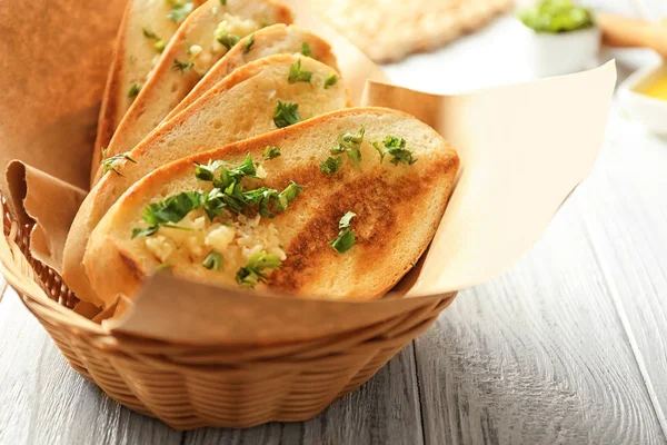 Koš Vynikající Domácí Česnekový Chléb Stůl — Stock fotografie
