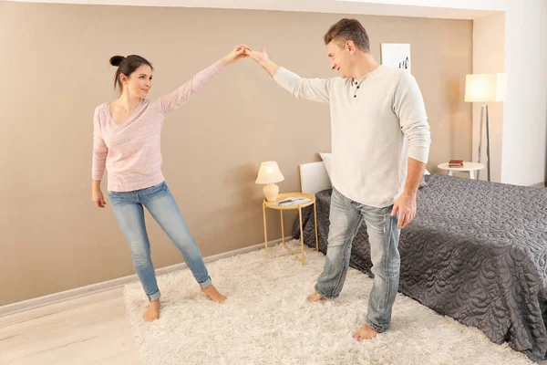 Hermosa pareja bailando — Foto de Stock