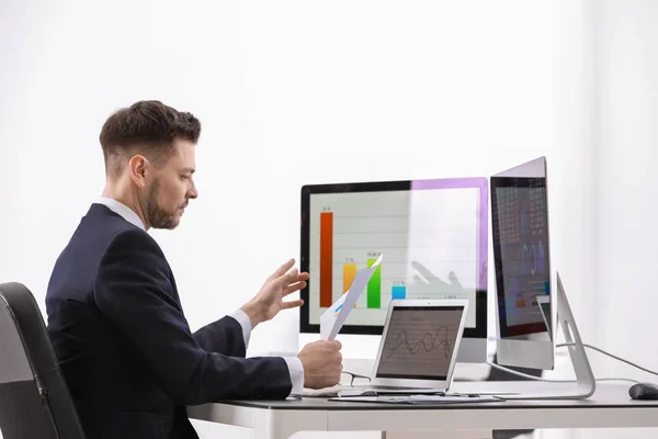 Mannelijke Makelaar Werkzaam Kantoor Financiën Trading Concept — Stockfoto