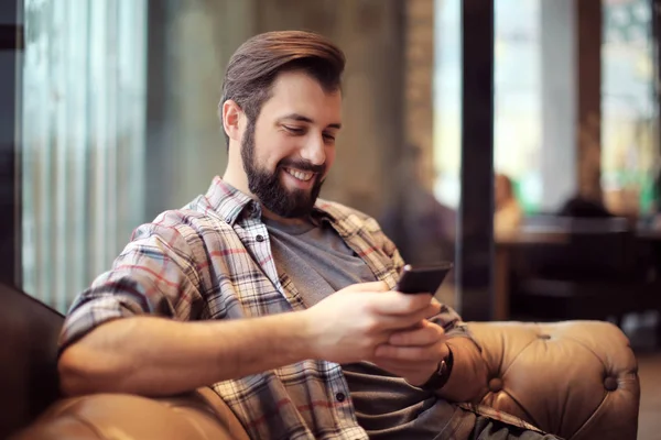 Guapo Hipster Moda Usando Teléfono Móvil Cafetería —  Fotos de Stock