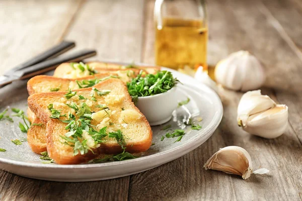 Piatto Con Delizioso Pane All Aglio Fatto Casa Sul Tavolo — Foto Stock