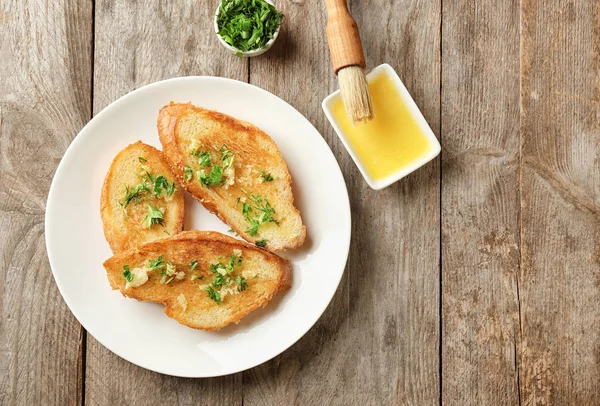 Tallrik Med Läckra Hembakade Vitlöksbröd Bord — Stockfoto