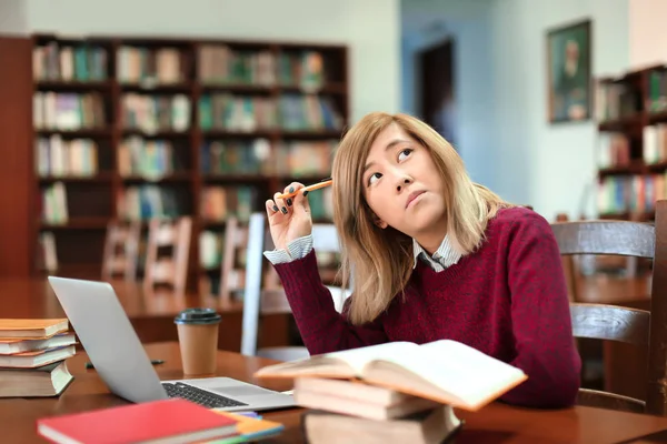 Estudiante Asiático Con Portátil Estudiando Biblioteca — Foto de Stock