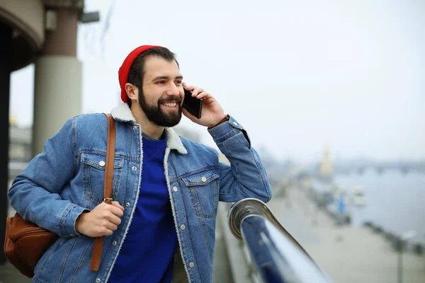 Csinos Trendi Csípő Beszél Mobil Telefon Szabadban — Stock Fotó