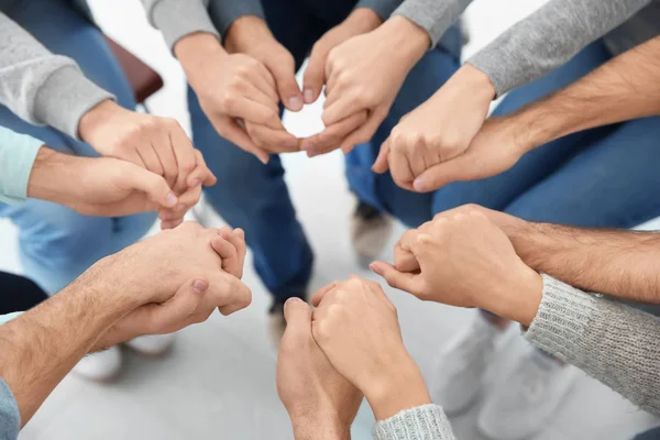 Menschen Die Händchen Halten Nahaufnahme Gruppentherapiekonzept — Stockfoto