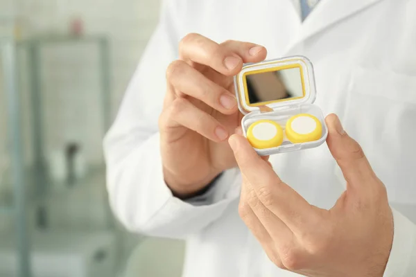 Doctor Sosteniendo Contenedor Plástico Con Lentes Contacto Primer Plano — Foto de Stock