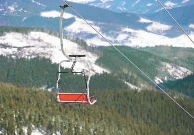 Ski lift dağlar karlı Resort. Kış tatili
