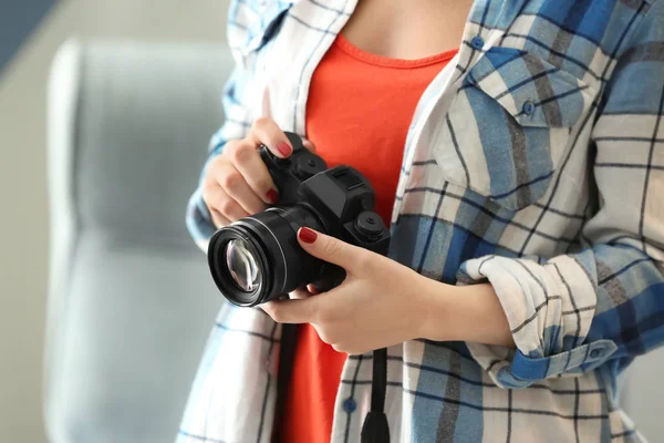 Ung fotograf med kamera — Stockfoto