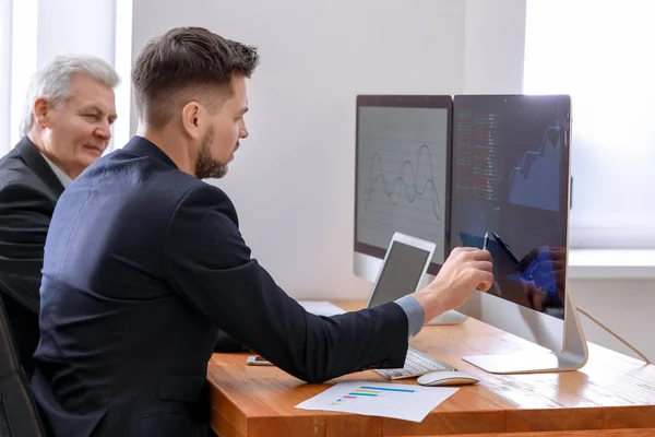 Male Brokers Working Office Finance Trading Concept — Stock Photo, Image