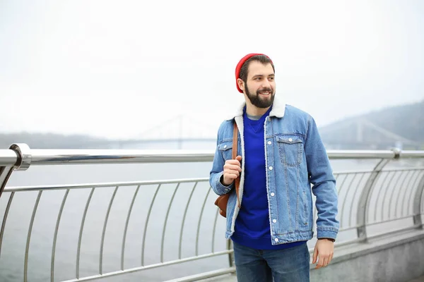 Beau Hipster Branché Marchant Sur Pont Extérieur — Photo