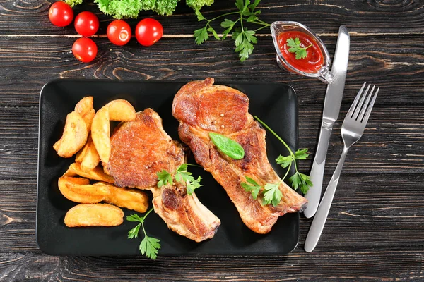 Plate Delicious Grilled Ribs Potato Wooden Table — Stock Photo, Image
