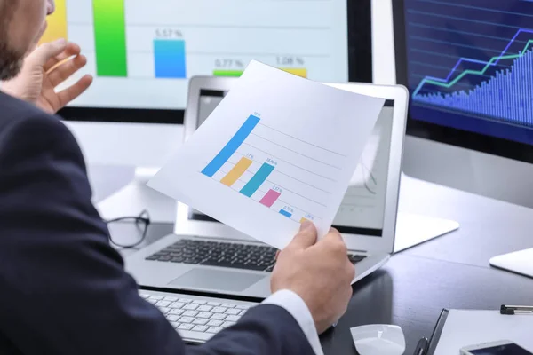 Male Broker Working Office Finance Trading Concept — Stock Photo, Image