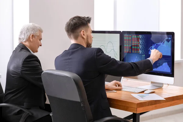 Corredores Masculinos Trabajando Oficina Concepto Comercio Financiero —  Fotos de Stock