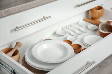 Farklı mutfak eşyaları ile çekmece