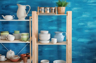 Renk duvar arka plan üzerinde yemekleri ile raf mutfak