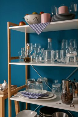 Depolama stand ile renk duvarının yakınında Züccaciye Mağazaları