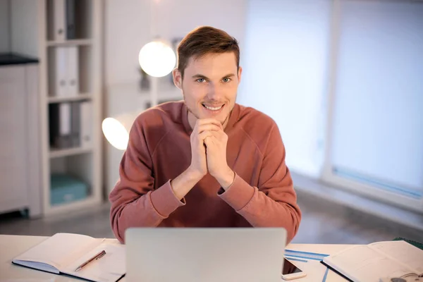 Junger Mann Arbeitet Mit Laptop Drinnen — Stockfoto