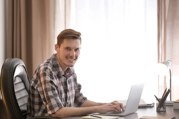 Jeune Homme Travaillant Avec Ordinateur Portable Intérieur — Photo