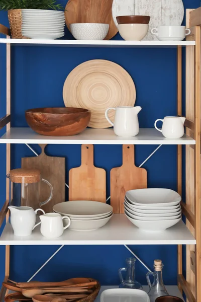 Estantería Cocina Con Platos Sobre Fondo Pared Azul —  Fotos de Stock