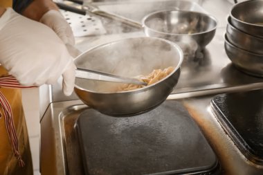 Erkek Şef lokanta mutfağı, closeup makarna pişirme