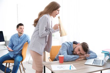 Öfkeli patron ofiste uyku çalışan çığlık megafon ile