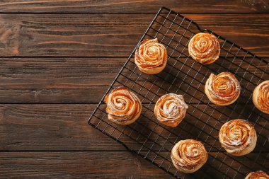 Puf böreği ahşap arka plan üzerinde elma gül ile kabin soğutma