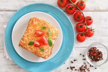 Masada lezzetli lazanya ile plaka