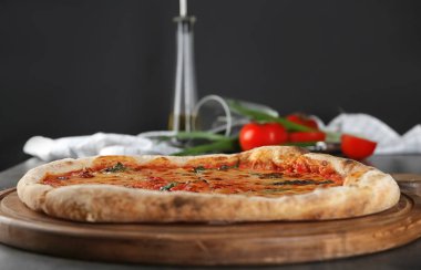 Lezzetli pizza masada. Taze fırın